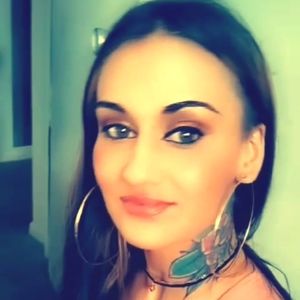 Meet your Posher, Crystal